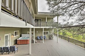 Upscale Flagstaff Home w/ Hot Tub & Mountain Views