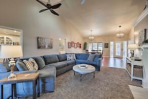 Upscale Flagstaff Home w/ Hot Tub & Mountain Views