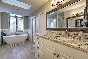 Upscale Flagstaff Home w/ Hot Tub & Mountain Views