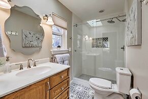 Upscale Flagstaff Home w/ Hot Tub & Mountain Views