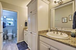 Upscale Flagstaff Home w/ Hot Tub & Mountain Views