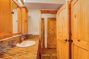 Cozy Family Cabin: Game Room, Near National Parks!