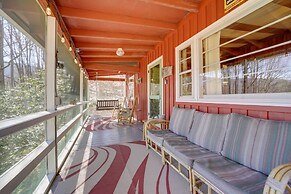 'the Red Loft' Candler Cottage Near Hiking Trails!