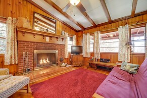 'the Red Loft' Candler Cottage Near Hiking Trails!