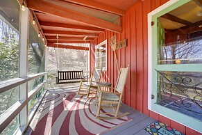 'the Red Loft' Candler Cottage Near Hiking Trails!