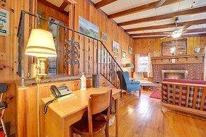 'the Red Loft' Candler Cottage Near Hiking Trails!