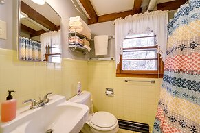 'the Red Loft' Candler Cottage Near Hiking Trails!