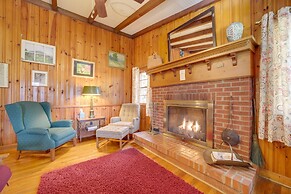 'the Red Loft' Candler Cottage Near Hiking Trails!