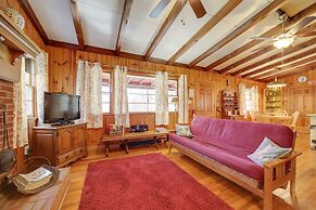 'the Red Loft' Candler Cottage Near Hiking Trails!