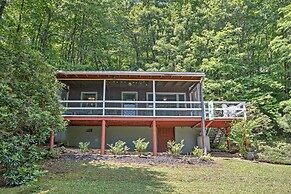 'the Red Loft' Candler Cottage Near Hiking Trails!