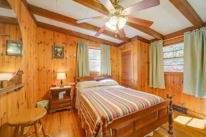 'the Red Loft' Candler Cottage Near Hiking Trails!