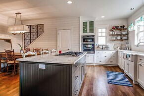 Modern Gearhart Getaway, Walk to Beach & Downtown!