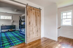 Modern Gearhart Getaway, Walk to Beach & Downtown!