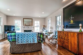 Modern Gearhart Getaway, Walk to Beach & Downtown!