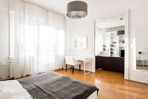 Basilica View Apartment With Balcony