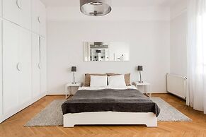 Basilica View Apartment With Balcony