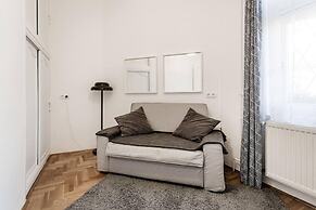 Basilica View Apartment With Balcony