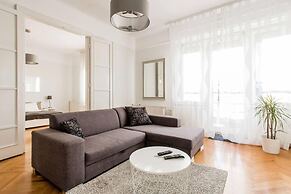 Basilica View Apartment With Balcony