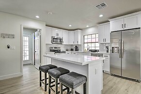 8 mi to Westgate: Family-friendly Glendale Home!