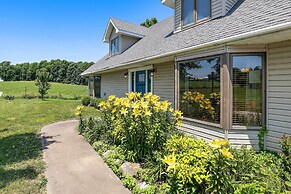 Tranquil Family Home w/ Yard, 14 Mi to Springfield