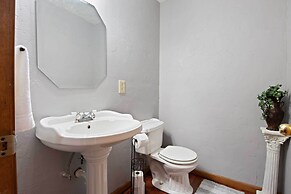 Tranquil Family Home w/ Yard, 14 Mi to Springfield