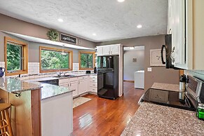 Tranquil Family Home w/ Yard, 14 Mi to Springfield