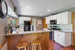Tranquil Family Home w/ Yard, 14 Mi to Springfield