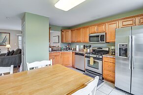 Family-friendly Townhome: 16 Mi to Pittsburgh!