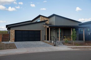 Modern Flagstaff Escape w/ Grill, 3 Mi to Downtown