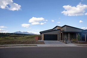 Modern Flagstaff Escape w/ Grill, 3 Mi to Downtown