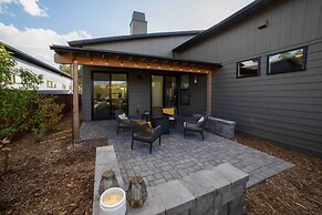 Modern Flagstaff Escape w/ Grill, 3 Mi to Downtown