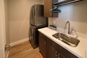 Modern Flagstaff Escape w/ Grill, 3 Mi to Downtown