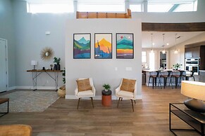 Modern Flagstaff Escape w/ Grill, 3 Mi to Downtown