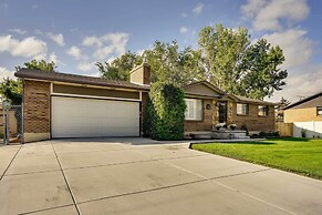 Updated Ranch Apartment w/ Deck - 9 Mi to Downtown