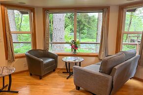 The River House' w/ Deck, on Mckenzie River!