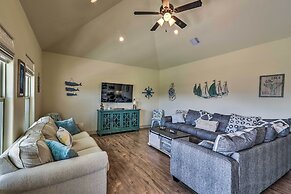 Walk to Shore: Family Retreat in Crystal Beach!