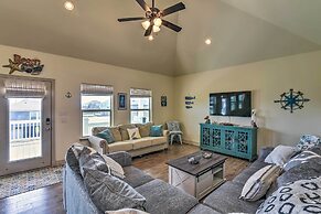 Walk to Shore: Family Retreat in Crystal Beach!