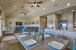 Walk to Shore: Family Retreat in Crystal Beach!