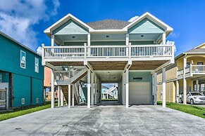 Walk to Shore: Family Retreat in Crystal Beach!