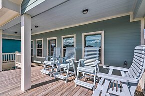 Walk to Shore: Family Retreat in Crystal Beach!