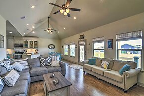 Walk to Shore: Family Retreat in Crystal Beach!