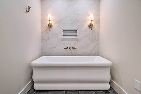 Stunning Highlands Escape w/ Fireplace & Game Room