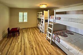 Stunning Highlands Escape w/ Fireplace & Game Room