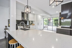 Essence House - 4 Bedroom Holiday Home