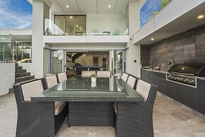 Essence House - 4 Bedroom Holiday Home