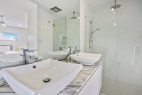 Essence House - 4 Bedroom Holiday Home