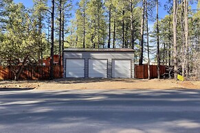 Hot Tub Hideaway in Pinetop: Bring Your Pet!