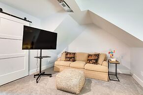 Bright & Sunny Getaway w/ Bikes: 1 Mi to Esu!