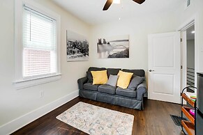 Walk to Walnut St: Pet-friendly Pittsburgh Home!