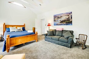 Walk to Walnut St: Pet-friendly Pittsburgh Home!